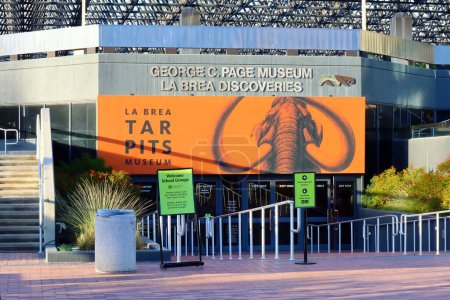 Téléchargez les photos : Los Angeles, Californie 13 octobre 2023 : LA BREA TAR PITS and Museum, l'un des sites de fouilles fossiles les plus célèbres au monde situé au 5801 Wilshire Blvd, Los Angeles - en image libre de droit