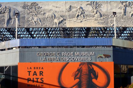 Foto de Los Ángeles, California 13 de octubre de 2023: LA BREA TAR PITS and Museum, uno de los sitios de excavación fósil más famosos del mundo ubicado en 5801 Wilshire Blvd, Los Ángeles - Imagen libre de derechos