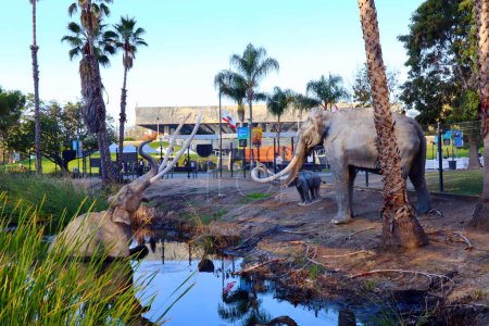 Foto de Los Ángeles, California Octubre 13, 2023: Representación de una escena prehistórica, donde un mamut está atrapado en el alquitrán, se representa en Los Ángeles - Imagen libre de derechos