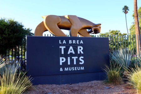 Foto de Los Ángeles, California 13 de octubre de 2023: Los Ángeles, California LA BREA TAR PITS and Museum, uno de los sitios de excavación fósil más famosos del mundo ubicado en 5801 Wilshire Blvd, Los Ángeles - Imagen libre de derechos