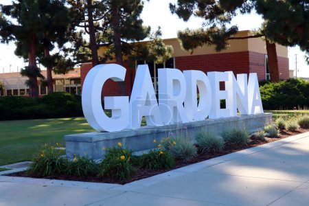 Téléchargez les photos : Gardena, Californie 15 octobre 2023 : Panneau de la ville de Gardena à Lucille Randolph Plaza au parc Gardena Civic Center - en image libre de droit