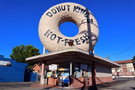Téléchargez les photos : Gardena, Californie 15 octobre 2023 : DONUT KING 2 avec un beignet géant sur le toit situé au 15032 S Western Ave, Gardena - en image libre de droit