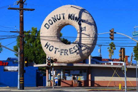 Foto de Gardena, California 15 de octubre de 2023: DONUT KING 2 con una rosquilla gigante en el techo ubicada en 15032 S Western Ave, Gardena - Imagen libre de derechos