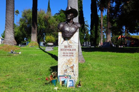 Téléchargez les photos : Los Angeles, Californie 16 Octobre 2023 : BURT REYNOLDS tombe au cimetière Hollywood Forever situé au 6000 Santa Monica Blvd - en image libre de droit