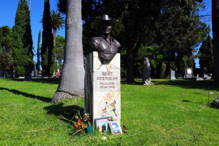Téléchargez les photos : Los Angeles, Californie 16 Octobre 2023 : BURT REYNOLDS tombe au cimetière Hollywood Forever situé au 6000 Santa Monica Blvd - en image libre de droit