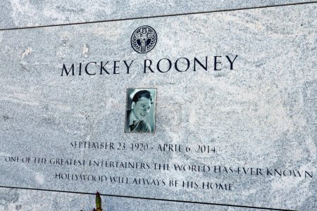 Téléchargez les photos : Los Angeles, Californie - octobre 16, 2023 : MICKEY ROONEY tombe au cimetière Hollywood Forever situé au 6000 Santa Monica Blvd - en image libre de droit