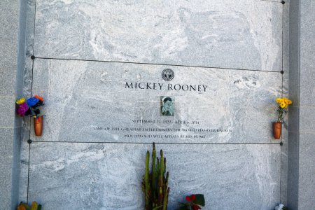 Foto de Los Ángeles, California - 16 de octubre de 2023: Tumba de MICKEY ROONEY en Hollywood Forever Cemetery ubicada en 6000 Santa Monica Blvd - Imagen libre de derechos
