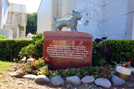 Téléchargez les photos : Los Angeles, Californie - 16 octobre 2023 : TOTO Canine Movie Star Memorial, protagoniste du film de 1939 The Wizard of Oz au Hollywood Forever Cemetery situé au 6000 Santa Monica Blvd - en image libre de droit