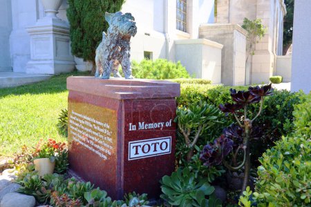 Téléchargez les photos : Los Angeles, Californie - 16 octobre 2023 : TOTO Canine Movie Star Memorial, protagoniste du film de 1939 The Wizard of Oz au Hollywood Forever Cemetery situé au 6000 Santa Monica Blvd - en image libre de droit