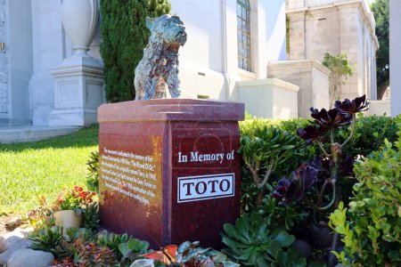 Foto de Los Angeles, California - 16 de octubre de 2023: TOTO Canine Movie Star Memorial, protagonista de la película de 1939 The Wizard of Oz at Hollywood Forever Cemetery localizada en 6000 Santa Monica Blvd - Imagen libre de derechos