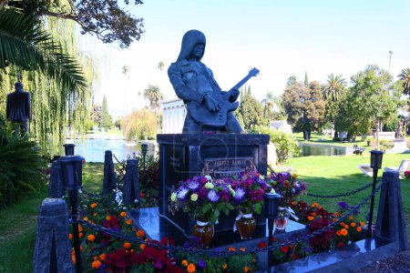 Téléchargez les photos : Los Angeles, Californie 16 octobre 2023 : JOHNNY RAMONE, Born John Cummings, tombe au cimetière Hollywood Forever situé au 6000 Santa Monica Blvd - en image libre de droit