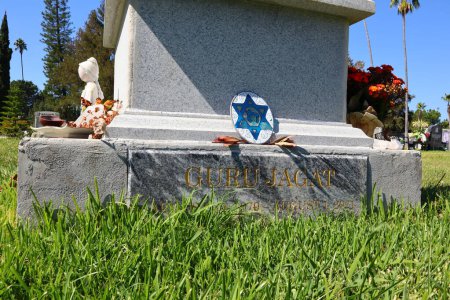 Foto de Los Ángeles, California - 16 de octubre de 2023: GURU JAGAT grave at Hollywood Forever Cemetery located at 6000 Santa Monica Blvd - Imagen libre de derechos
