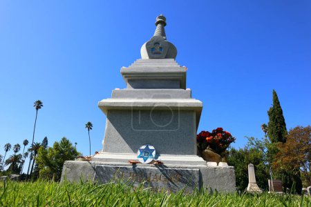Téléchargez les photos : Los Angeles, Californie - 16 octobre 2023 : Tombe de GURU JAGAT au cimetière Hollywood Forever situé au 6000 Santa Monica Blvd - en image libre de droit