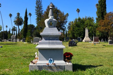 Foto de Los Ángeles, California - 16 de octubre de 2023: GURU JAGAT grave at Hollywood Forever Cemetery located at 6000 Santa Monica Blvd - Imagen libre de derechos