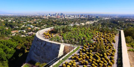 Téléchargez les photos : Los Angeles, Californie 2 novembre 2023 : Cactus Garden au Getty Center Museum, South Promontory - en image libre de droit