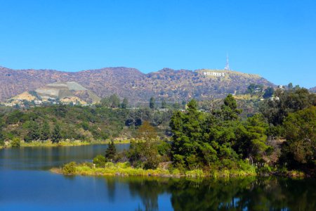 Téléchargez les photos : Hollywood, Los Angeles, Californie - 2 novembre 2023 : vue du réservoir HOLLYWOOD et panneau Hollywood perché au sommet du mont Lee - en image libre de droit