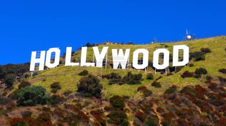 Foto de Hollywood, Los Ángeles, California - 2 de noviembre de 2023: El mundialmente famoso letrero de HOLLYWOOD encaramado en la cima del Monte Lee - Imagen libre de derechos