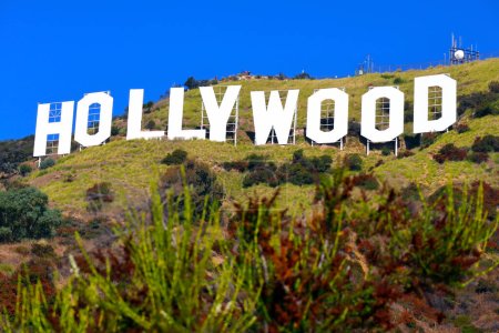 Téléchargez les photos : Hollywood, Los Angeles, Californie - 2 novembre 2023 : Le monument mondial HOLLYWOOD Panneau perché au sommet du mont Lee - en image libre de droit