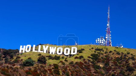 Téléchargez les photos : Hollywood, Los Angeles, Californie - 2 novembre 2023 : Le monument mondial HOLLYWOOD Panneau perché au sommet du mont Lee - en image libre de droit