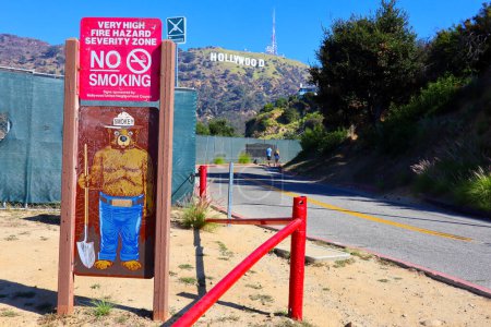 Téléchargez les photos : Hollywood, Los Angeles, Californie - 2 novembre 2023 : Panneau Smokey the Bear - en image libre de droit
