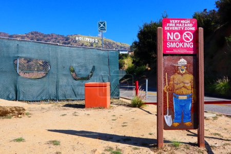Téléchargez les photos : Hollywood, Los Angeles, Californie - 2 novembre 2023 : Panneau Smokey the Bear - en image libre de droit