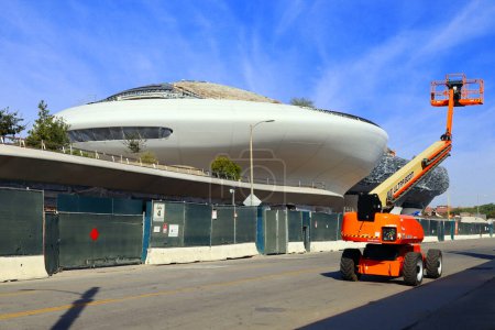 Foto de Los Ángeles, California - 4 de noviembre de 2023: LMNA Lucas Museum of Narrative Art en construcción. Diseñado por Ma Yansong y se inaugurará en Los Ángeles Exposition Park en 2025 - Imagen libre de derechos