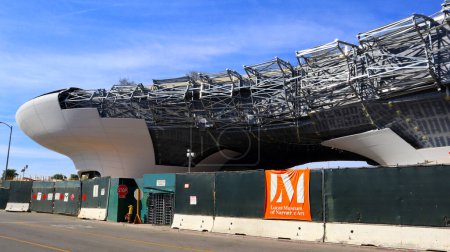 Foto de Los Ángeles, California - 4 de noviembre de 2023: LMNA Lucas Museum of Narrative Art en construcción. Diseñado por Ma Yansong y se inaugurará en Los Ángeles Exposition Park en 2025 - Imagen libre de derechos