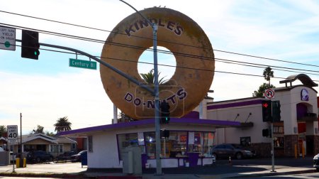 Foto de Los Ángeles, California - 22 de noviembre de 2023: Donuts de Kindle con un donut gigante en el techo ubicado en 10003 Normandie Ave, Los Ángeles - Imagen libre de derechos