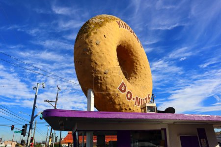 Foto de Los Ángeles, California - 22 de noviembre de 2023: Donuts de Kindle con un donut gigante en el techo ubicado en 10003 Normandie Ave, Los Ángeles - Imagen libre de derechos
