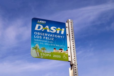Téléchargez les photos : Los Angeles, Californie 11 Décembre 2023 : Los Angeles LADOT Transit DASH Bus Stop at Griffith Park - en image libre de droit