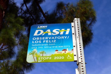 Foto de Los Angeles, California Diciembre 11, 2023: Los Angeles LADOT Transit DASH Bus Stop at Griffith Park - Imagen libre de derechos