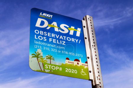 Téléchargez les photos : Los Angeles, Californie 11 Décembre 2023 : Los Angeles LADOT Transit DASH Bus Stop at Griffith Park - en image libre de droit