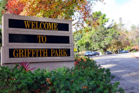 Téléchargez les photos : Los Angeles, Californie - 11 décembre 2023 : Griffith Park Entrance Sign. Griffith Park est l'un des plus grands parcs municipaux avec des zones urbaines sauvages aux États-Unis - en image libre de droit