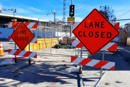 Téléchargez les photos : Los Angeles, Californie - 10 décembre 2023 : Lane Closed sign for road works - en image libre de droit