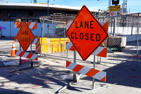 Téléchargez les photos : Los Angeles, Californie - 10 décembre 2023 : Lane Closed sign for road works - en image libre de droit