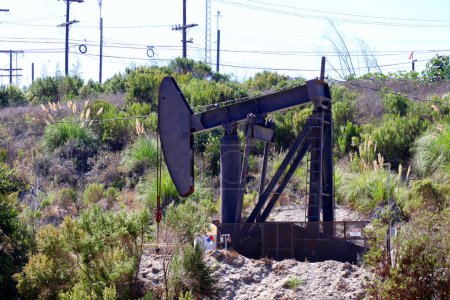 Téléchargez les photos : Los Angeles, Californie - 4 octobre 2023 : vue sur le pompage du champ pétrolifère Inglewood situé dans les collines Baldwin - en image libre de droit