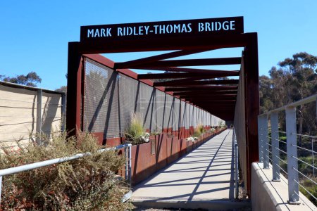 Téléchargez les photos : Los Angeles, Californie - 4 octobre 2023 : Pont Mark Ridley-Thomas à Baldwin Hills menant au parc d'État de Kenneth Hahn - en image libre de droit