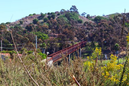 Foto de Los Ángeles, California - 4 de octubre de 2023: Mark Ridley-Thomas Bridge en Baldwin Hills conduce al Parque Estatal Kenneth Hahn - Imagen libre de derechos
