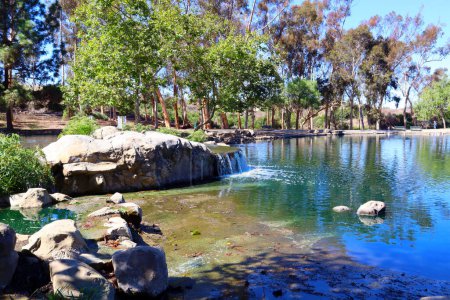 Foto de Los Ángeles, California - 12 de octubre de 2023: Echo Park Lake, lago y parque urbano en el barrio de Echo Park de Los Ángeles - Imagen libre de derechos