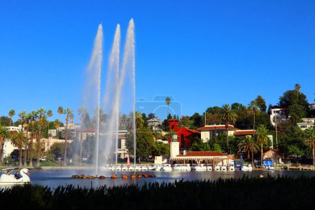 Téléchargez les photos : Los Angeles, Californie - 12 octobre 2023 : Echo Park Lake, lac et parc urbain dans le quartier d'Echo Park à Los Angeles - en image libre de droit