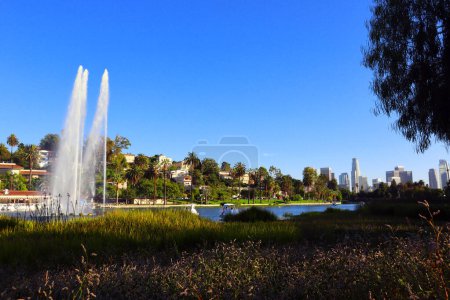 Foto de Los Ángeles, California - 12 de octubre de 2023: Echo Park Lake, lake and urban park in the Echo Park neighborhood of Los Angeles - Imagen libre de derechos