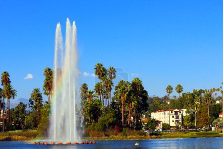 Foto de Los Ángeles, California - 12 de octubre de 2023: Echo Park Lake, lake and urban park in the Echo Park neighborhood of Los Angeles - Imagen libre de derechos