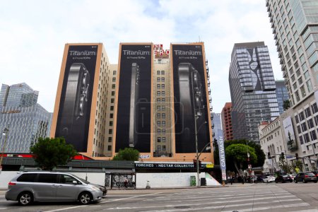 Foto de Los Angeles, California - 15 de noviembre de 2023: Campaña de Mural Billboard para Promover el nuevo iPhone 15 Pro Titanium - Imagen libre de derechos