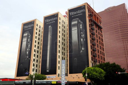Foto de Los Angeles, California - 15 de noviembre de 2023: Campaña de Mural Billboard para Promover el nuevo iPhone 15 Pro Titanium - Imagen libre de derechos