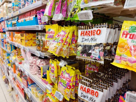 Foto de Roma, Italia Enero 17, 2024: Bolsas de dulces Caramelos, Haribo y Fruittella, en un estante en un supermercado - Imagen libre de derechos