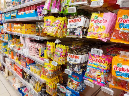 Foto de Roma, Italia Enero 17, 2024: Bolsas de dulces Caramelos, Haribo y Fruittella, en un estante en un supermercado - Imagen libre de derechos