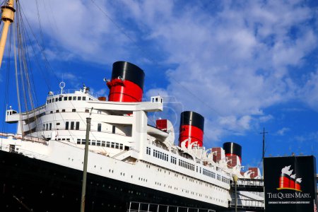 Téléchargez les photos : Long Beach, Californie - 7 octobre 2023 : Queen Mary Ship. Un paquebot britannique à la retraite transformé en musée, restaurant et hôtel - en image libre de droit