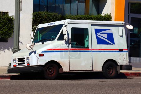 Téléchargez les photos : Los Angeles, Californie - octobre 5, 2023 : USPS United States Postal Service delivery van - en image libre de droit