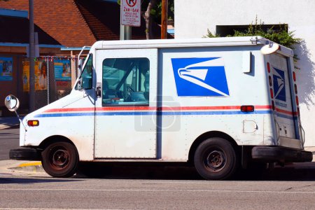 Foto de Los Ángeles, California - 5 de octubre de 2023: USPS United States Postal Service delivery van - Imagen libre de derechos