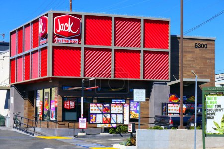 Téléchargez les photos : Los Angeles, Californie - 5 octobre 2023 : JACK IN THE BOX Chaîne de restauration rapide américaine, servant des doigts de poulet, des frites, un hamburger, un cheeseburger, des sandwichs, des tacos et des rouleaux d'œufs - en image libre de droit